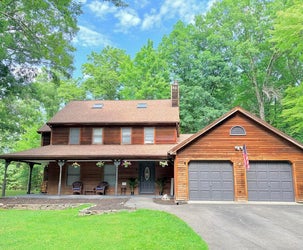 Catskills Serenity & Country Charm: A Beautiful Farmhouse-Inspired Retreat in Shokan