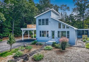 Modern Elegance Meets Mountain Views: A Serene Saugerties Sanctuary