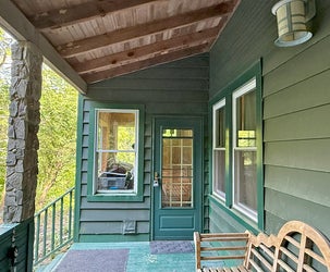 Where Art Meets the Mountain: A Historic Woodstock Retreat